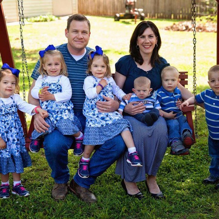 Bu çift, üçüz bebek evlat edindi fakat sonra doktorlar