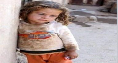  Kapı çaldı. Bir çocuk bir su bardağı uzattı.