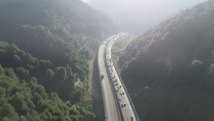 TATİLCİLER YOLLARA DÖKÜLDÜ