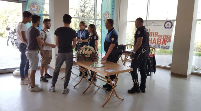 Polis üniversite öğrencilerini bilgilendirdi