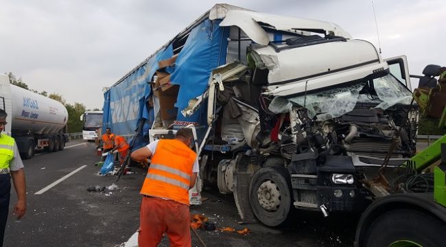 TEM'de iki tır çarpıştı uzun araç trafiğe oluştu