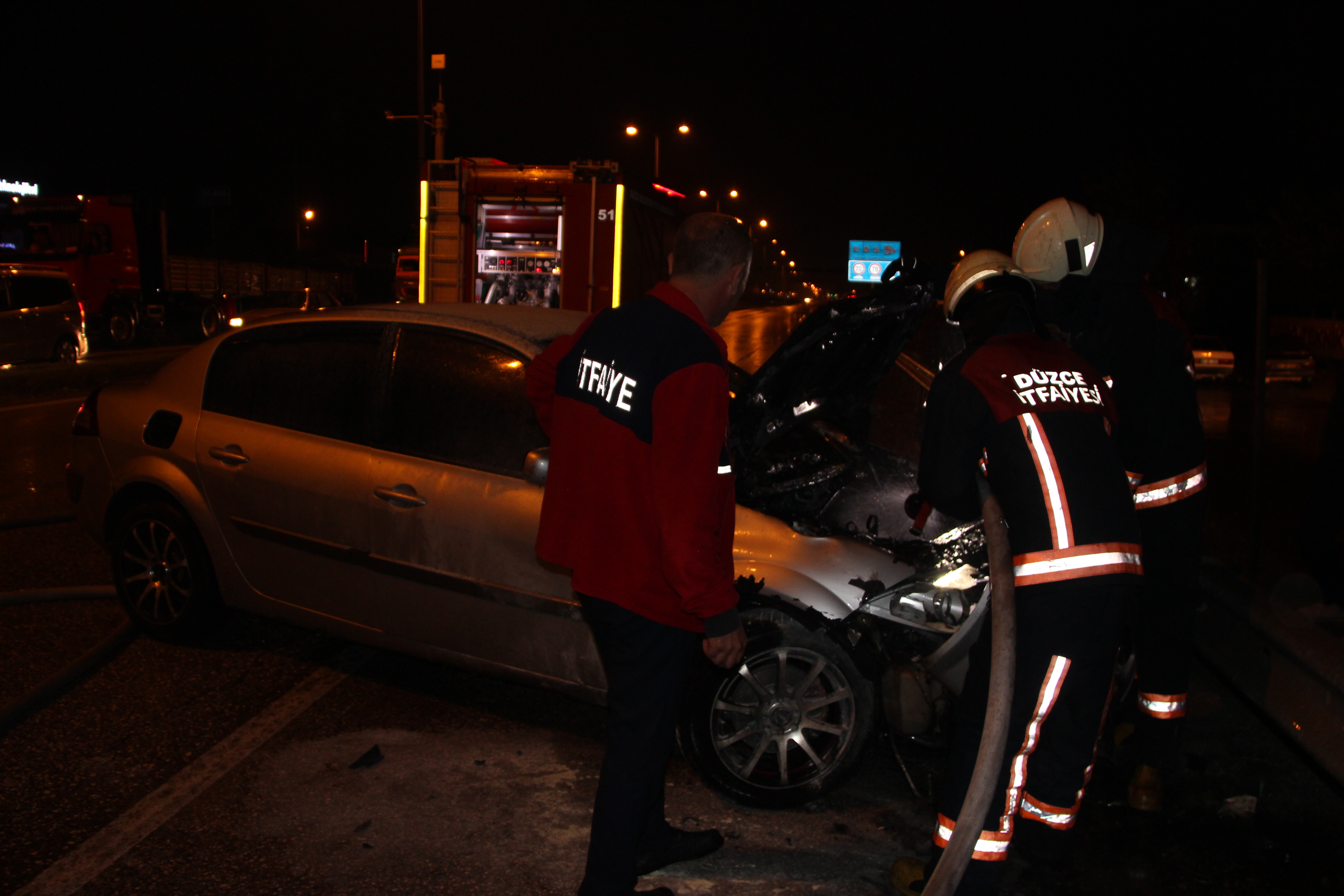 FECİ KAZADA OTOMOBİL YANDI SÜRÜCÜ SON ANDA KURTULDU