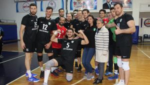 Düzce Belediyespor oyuncularından galibiyet pozu