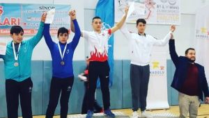 Güreşçiler madalya ile döndü