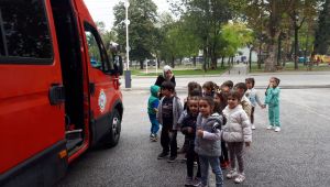 Minik öğrenciler itfaiyeyi gezdi