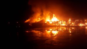 Alevler Geceyi aydınlattı