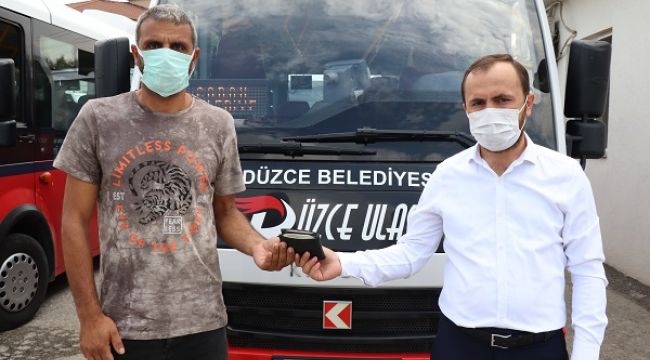 Para dolu cüzdan sahibine teslim etti