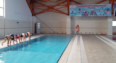 Depremi yüzerek unutuyorlar